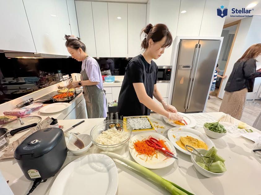 孩子们在宿舍厨房一起做饭