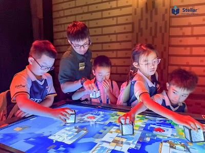 孩子们在新加坡体验馆一起完成游戏任务