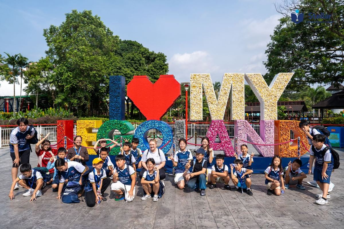 营员们在马来西亚乐高乐园 I♥MY 标志前的大合照