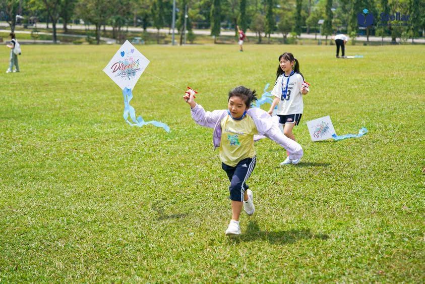 孩子在草地上放自己做的风筝