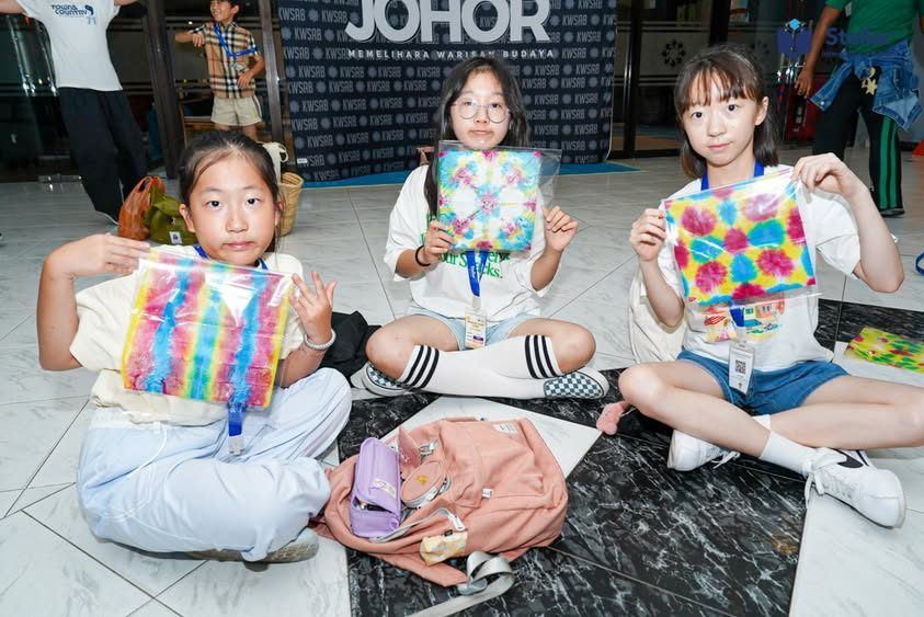 来自不同国家的孩子拿着亲手染的蜡染布