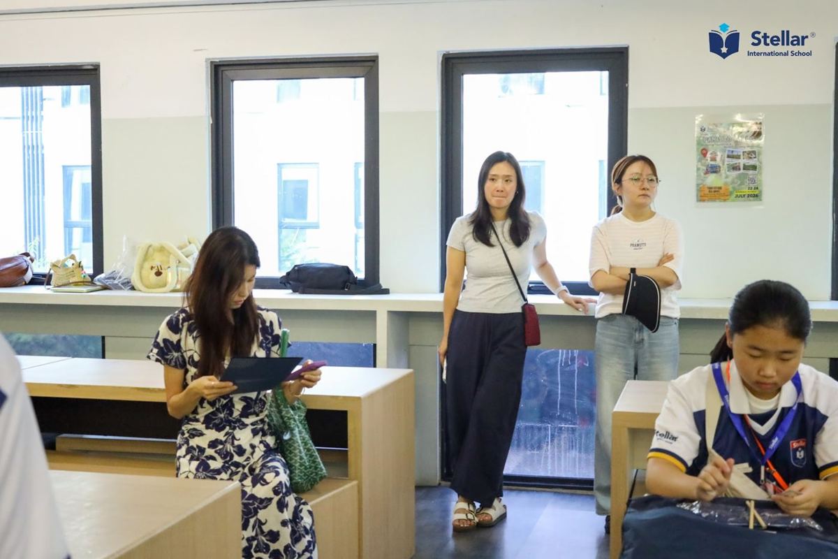 家长们一起在学校课室上课